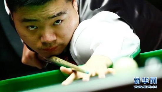 武磊双脚放 武磊双脚放